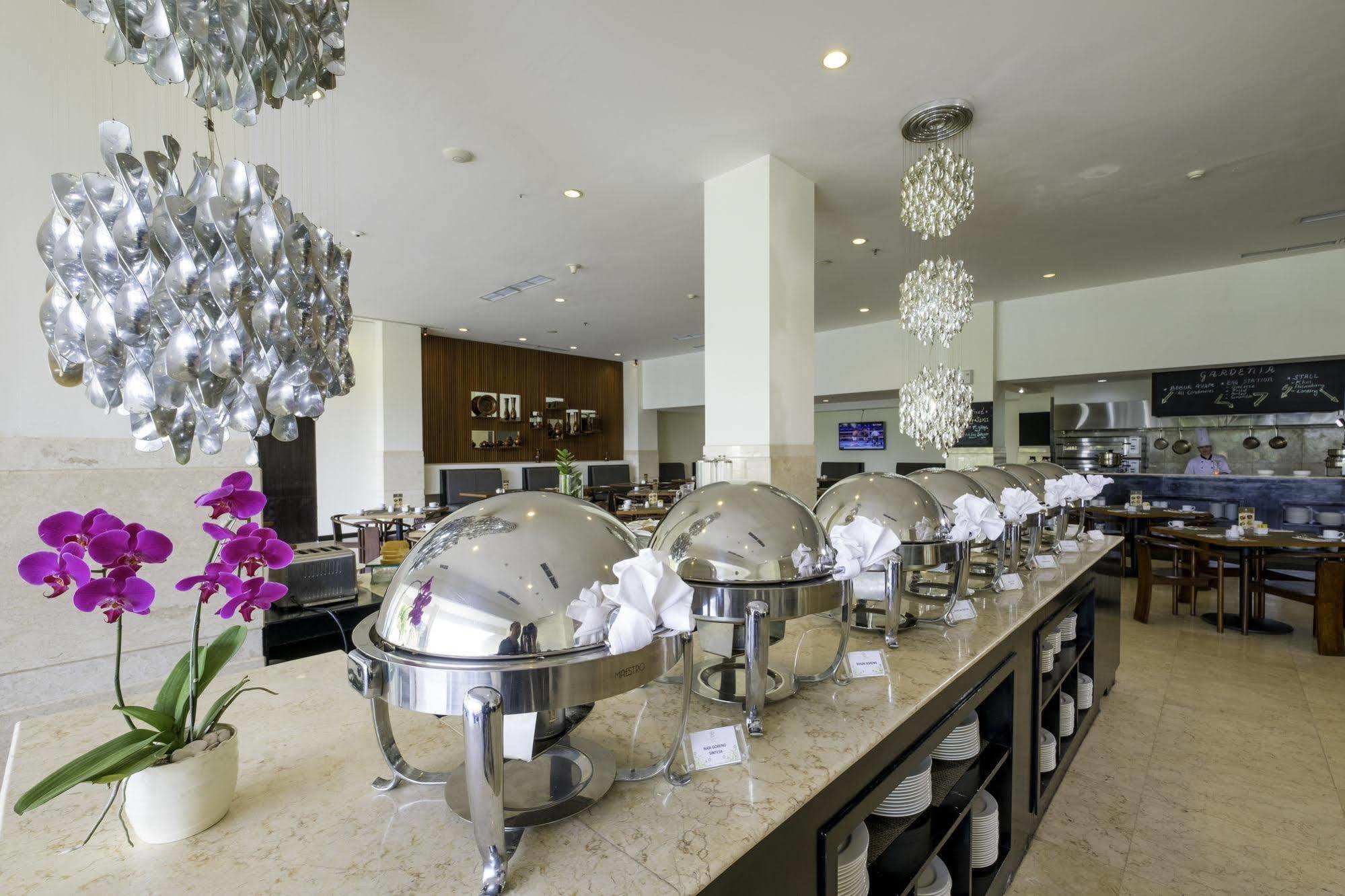 Sintesa Peninsula Hotel Palembang Exterior photo